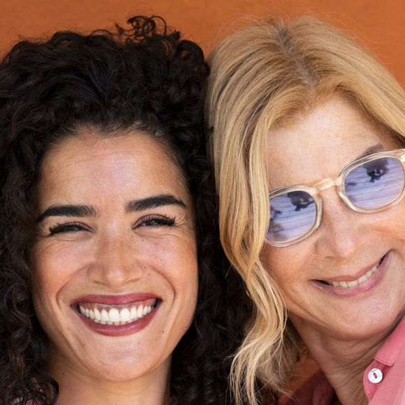 Sabrina Ouazani et Michèle Laroque au village lors des Internationaux de France de Tennis de Roland Garros 2025. Paris, le 30 mai 2025. 
© Moreau / Jacovides / Bestimage