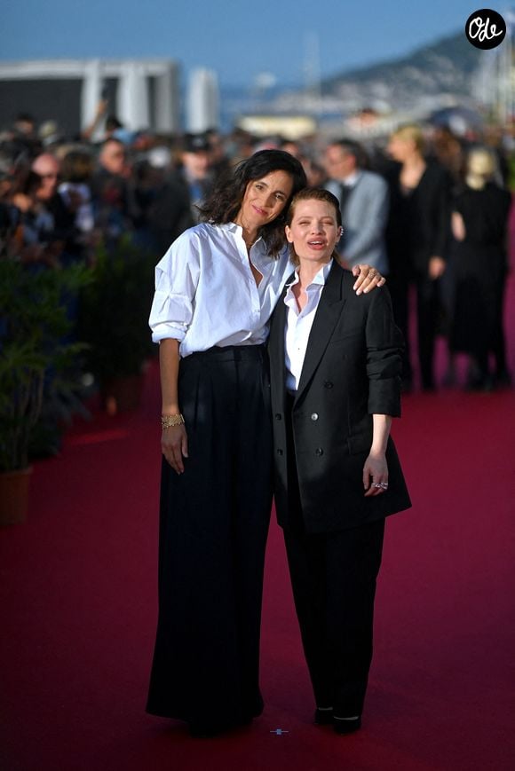 Charline Bourgeois-Tacquet et Mélanie Thierry assistent à la cérémonie de clôture du 40e Festival du film de Cabourg, le 13 juin 2026 à Cabourg, en France. Photo de Franck Castel/ABACAPRESS.COM