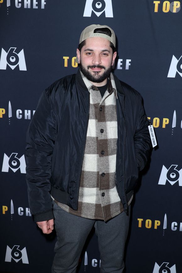 Il s'agit de Merouan Bounekraf, participant au concours de M6 en 2019.

Merouan Bounekraf assiste à la première de Top Chef Saison 15 le 11 mars 2024 à Paris, France. Photo by Jerome Domine/ABACAPRESS.COM
