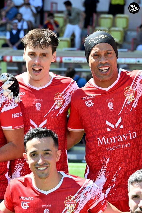 Louis Ducruet (président des Barbagiuans), Tibo InShape et Ronaldinho lors du match de football caritatif au stade Louis II de Monaco opposant les Barbagiuans aux pilotes de l'équipe Nazionale Piloti dans le cadre de la "Racing Stars Football Cup" le 3 juin 2026.
Depuis 35 ans, des pilotes automobiles participent chaque année à un match de football caritatif organisé à Monaco. Ce " match des pilotes " a accueilli tous les plus grands de la Formule 1, y compris Michael Schumacher. En 2025, une nouvelle mouture a vu le jour, la Racing Stars Football Cup, sous la houlette de Louis Ducruet, le fils de la princesse Stéphanie. Ce 3 juin 2026, avait lieu la deuxième édition de l'événement caritatif, organisé au profit de deux associations.
Les fonds récoltés lors de l'événement seront reversés à deux associations. La première est " Mercy Ships ", qui déploie des navires-hôpitaux afin d'offrir des soins chirurgicaux gratuits en Afrique. La seconde association est " Les Soins de l'espoir ", qui est engagée auprès d'enfants et d'adultes défavorisés en Asie du Sud-Est, notamment au Vietnam.
Les Barbagiuans ont remporté le match 6 - 2

© Bruno Bebert / Bestimage