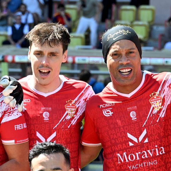 Louis Ducruet (président des Barbagiuans), Tibo InShape et Ronaldinho lors du match de football caritatif au stade Louis II de Monaco opposant les Barbagiuans aux pilotes de l'équipe Nazionale Piloti dans le cadre de la "Racing Stars Football Cup" le 3 juin 2026.
Depuis 35 ans, des pilotes automobiles participent chaque année à un match de football caritatif organisé à Monaco. Ce " match des pilotes " a accueilli tous les plus grands de la Formule 1, y compris Michael Schumacher. En 2025, une nouvelle mouture a vu le jour, la Racing Stars Football Cup, sous la houlette de Louis Ducruet, le fils de la princesse Stéphanie. Ce 3 juin 2026, avait lieu la deuxième édition de l'événement caritatif, organisé au profit de deux associations.
Les fonds récoltés lors de l'événement seront reversés à deux associations. La première est " Mercy Ships ", qui déploie des navires-hôpitaux afin d'offrir des soins chirurgicaux gratuits en Afrique. La seconde association est " Les Soins de l'espoir ", qui est engagée auprès d'enfants et d'adultes défavorisés en Asie du Sud-Est, notamment au Vietnam.
Les Barbagiuans ont remporté le match 6 - 2

© Bruno Bebert / Bestimage