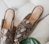 Les mules fermées, comme le modèle marron chocolat, misent sur une allure minimaliste et décontractée.

Pexels