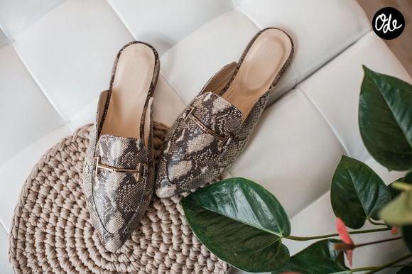 Les mules fermées, comme le modèle marron chocolat, misent sur une allure minimaliste et décontractée.

Pexels