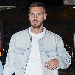 Extrêmement attentif, il a multiplié les interactions, demandant notamment à la sécurité de rafraîchir le public ou en aidant une personne faisant un malaise.

Christina Milian et M. Pokora ont été aperçues à leur arrivée au concert de Drake à Paris dans des tenues en jean assorties. @Backgrid USA / Bestimage