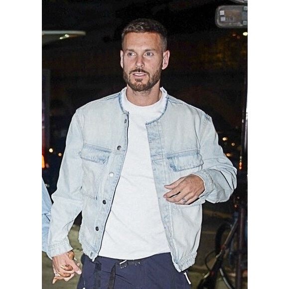 Extrêmement attentif, il a multiplié les interactions, demandant notamment à la sécurité de rafraîchir le public ou en aidant une personne faisant un malaise.

Christina Milian et M. Pokora ont été aperçues à leur arrivée au concert de Drake à Paris dans des tenues en jean assorties. @Backgrid USA / Bestimage