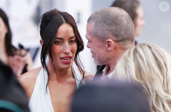 Brad Pitt et Ines de Ramon arrivent sur le tapis rouge de la première mondiale de "F1" d'Apple Original Films & Warner Bros. Pictures à Times Square le lundi 16 juin 2025 à New York City. Photo by John Angelillo/UPI/ABACAPRESS.COM