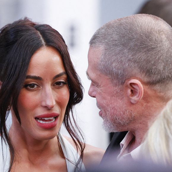 Brad Pitt et Ines de Ramon arrivent sur le tapis rouge de la première mondiale de "F1" d'Apple Original Films & Warner Bros. Pictures à Times Square le lundi 16 juin 2025 à New York City. Photo by John Angelillo/UPI/ABACAPRESS.COM