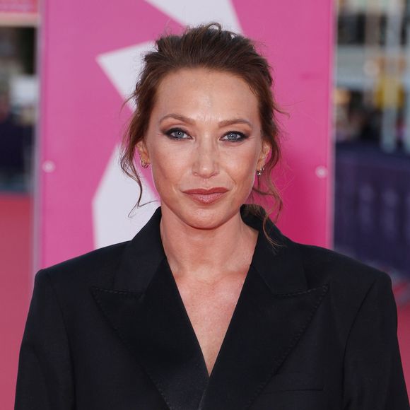 Laura Smet sur le tapis rouge lors de la première du film 'L'Invitation' pendant la 52ème édition du Festival du Cinéma Américain de Deauville, France, le 5 septembre 2026. © Denis Guignebourg/Bestimage