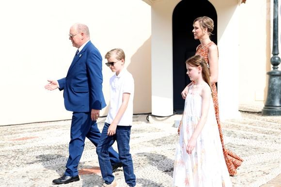 Le prince Albert II de Monaco, la princesse Charlène et le prince Jacques et la princesse Gabriella - Cérémonie d’ouverture de la 6ème édition des Rencontres des Sites Historiques Grimaldi de Monaco, et remise des Trophées aux Officiels le 14 juin 2025. LL. AA. SS. le Prince Albert II et la Princesse Charlène, accompagnés de S.A.S. le Prince héréditaire Jacques et S.A.S. la Princesse Gabriella, ont ouvert ce samedi 14 juin, à 10h00, la 6ème édition des Rencontres des Sites Historiques Grimaldi de Monaco, organisée par la Fédération éponyme.
Créé il y a dix ans, le réseau des fiefs comprend aujourd'hui plus de 80 collectivités territoriales dans l'association française et une trentaine dans l'association italienne.
Pour cette 6ème année, trois sites historiques de la Haute-Loire (Polignac, Lavoûte-sur-Loire, Saint-Pal-de-Chalencon), deux communes des Appennins (Bardi et Pompiano), Ollioules dans le Var, Villeneuve-Loubet dans les Alpes-Maritimes et Uzès dans le Gard ont été mis à l’honneur.
Après Son discours, le Souverain a remis les plaques souvenirs de cette édition aux huit maires invités, ainsi qu'aux services techniques de la commune de Monaco et aux éditions Glénat. 
L'éditeur J.Glénat a présenté, en avant-première, la nouvelle bande dessinée Monaco-l’Épopée des Grimaldi. Réalisé en collaboration avec les Archives du Palais princier, cet ouvrage est édité en français et en anglais. Ses auteurs, le scénariste A.Delalande et le dessinateur C.Fernandez, sont présents sur le village des Sites historiques, pour des séances de dédicace, jusqu'à demain dimanche de 11h00 à 13h00 et de 15h00 à 17h00.
La Famille princière a ensuite cheminé dans le Village pour un moment de partage, à la rencontre des exposants, venus nombreux honorer Sa présence. 
© Caudia Albuquerque / Bestimage
