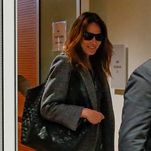 Carla Bruni à la sortie du dernier jour du procès pour des accusations de financement illégal de la campagne présidentielle victorieuse de 2007, décision le 25 septembre pour Nicolas Sarkozy et ses coprévenus, au tribunal de Paris, France, le 8 avril 2025. © Christophe Clovis/Bestimage