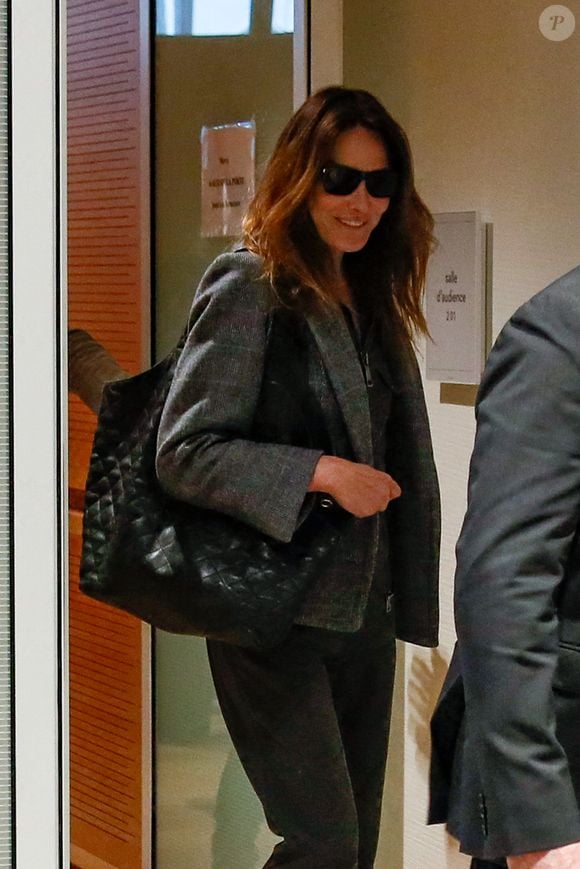 Carla Bruni à la sortie du dernier jour du procès pour des accusations de financement illégal de la campagne présidentielle victorieuse de 2007, décision le 25 septembre pour Nicolas Sarkozy et ses coprévenus, au tribunal de Paris, France, le 8 avril 2025. © Christophe Clovis/Bestimage