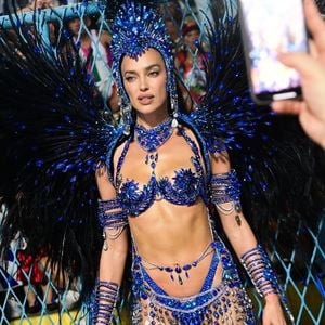 EXCLUSIF Rio de Janeiro, BRESIL - Irina Shayk est stupéfiante au Marquês de Sapucaí alors qu'elle défile avec Beija-Flor de Nilópolis pendant le Carnaval de Rio 2025. La top-modèle s'imprègne de l'énergie de la plus grande fête du Brésil lors de ses débuts à l'école de samba. Backgrid USA / Bestimage