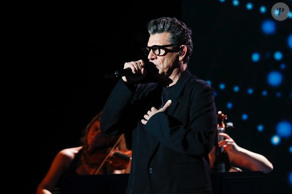 "Marc Lavoine nous reçoit chez lui. Dans son salon. Ou plutôt son atelier : trois pièces en enfilade, où les papiers volent et les objets se superposent", écrit le journaliste

Exclusif - Marc Lavoine - Surprises - Enregistrement de l'émission "La Boîte à secrets", au Studio du Lendit, présentée par F.Bollaert et diffusée le 17 janvier sur France 3. Le 17 décembre 2024
© Christophe Clovis / Bestimage