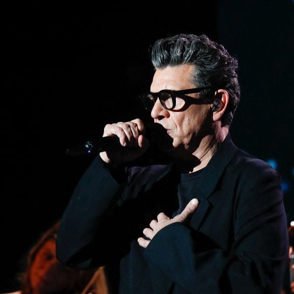 "Marc Lavoine nous reçoit chez lui. Dans son salon. Ou plutôt son atelier : trois pièces en enfilade, où les papiers volent et les objets se superposent", écrit le journaliste

Exclusif - Marc Lavoine - Surprises - Enregistrement de l'émission "La Boîte à secrets", au Studio du Lendit, présentée par F.Bollaert et diffusée le 17 janvier sur France 3. Le 17 décembre 2024
© Christophe Clovis / Bestimage