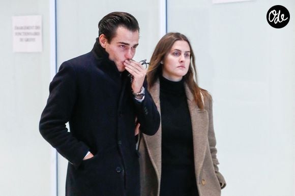 Thomas Alléno souligne le rôle de pilier protecteur joué par son père Yannick pour soutenir le clan dans cette tempête.

Thomas, le fils du chef cuisinier Yannick Alléno et son avocat à la sortie de la salle d'audience, le 28 novembre 2024. 

© Christophe Clovis/Bestimage