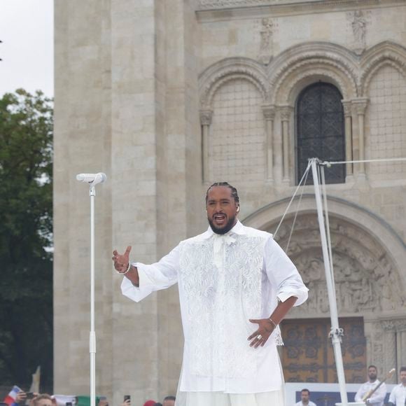 On peut voir Slimane interpréter son morceau face aux jeunes mariés, un grand sourire aux lèvres.

Slimane lors du dernier relais de La Flamme Olympiques avant la cérémonie d'ouverture des Jeux Olympiques (JO) de Paris 2024 à Saint-Denis, Seine Saint-Denis, France, le 26 juillet 2024. © Melloul-Tribeca/Bestimage