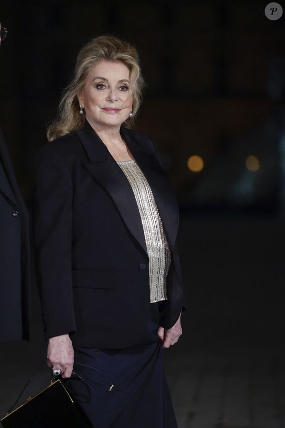 L'hôtel propose 39 chambres et suites dont les prix varient de 280 € à 800 € la nuit.

Catherine Deneuve - Arrivées au Grand Dîner du Louvre 2026 à Paris pendant la fashion week Prêt à Porter femme automne/hiver 2026-2027 (PFW)
 
© Olivier Borde / Bestimage