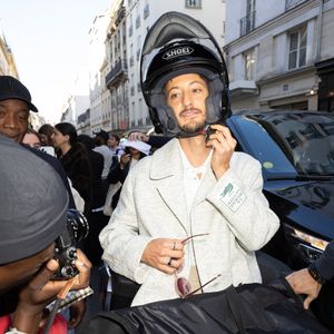 La famille a ainsi élu domicile près de Rambouillet, à une soixantaine de kilomètres de la capitale. 

Pierre Niney au défilé Lacoste prêt à porter printemps / été 2025 lors de la fashion week à Paris le 1er octobre 2024.

© Jeremy Melloul / Bestimage