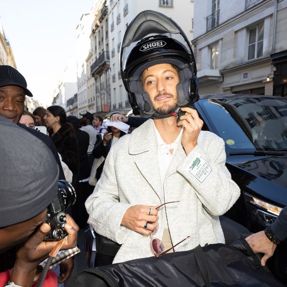 La famille a ainsi élu domicile près de Rambouillet, à une soixantaine de kilomètres de la capitale. 

Pierre Niney au défilé Lacoste prêt à porter printemps / été 2025 lors de la fashion week à Paris le 1er octobre 2024.

© Jeremy Melloul / Bestimage