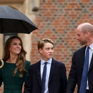 Le prince George de Galles, fait sa rentrée au collège d'Eton entouré de ses parents, le prince William, prince de Galles, et Catherine (Kate) Middleton, princesse de Galles, le 8 septembre 2026.  © PA Wire/PA Images / Bestimage