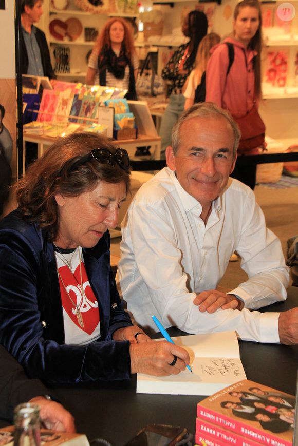 Sandrine Kretz, Olivier Kretz - La famille Kretz (série L'Agence sur TMC et Netflix) dédicace son livre "Bienvenue à l'Agence" au BHV Marais à Paris le 14 mai 2024. © Philippe Baldini/Bestimage