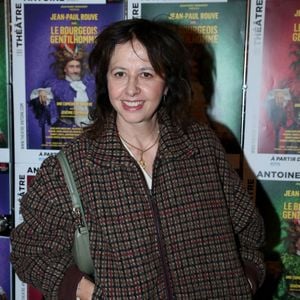 "J'ai 55 ans, je mets une crème de nuit, une crème de jour. Je me dis, c'est pas mal. Ma mère n'a pas trop de rides et moi non plus, je suis assez contente. J'ai découvert des soins du visage, des massages. Oh, j'adore !"

Exclusif - Valérie Bonneton - Générale de la pièce "Le Bourgeois Gentilhomme" au théâtre Antoine à Paris le 15 octobre 2025. © Bertrand Rindoff / Bestimage