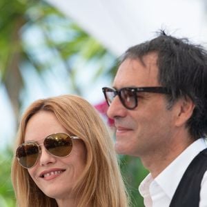 Aujourd'hui comblée avec Samuel Benchetrit, la chanteuse a connu de belles histoires... 

Samuel Benchetrit et Vanessa Paradis au Photocall de Cette Musique Ne Joue Pour Personne dans le cadre du 74ème Festival International du Film de Cannes à Cannes, France, le 10 juillet 2021. Photo de Aurore Marechal/ABACAPRESS.COM