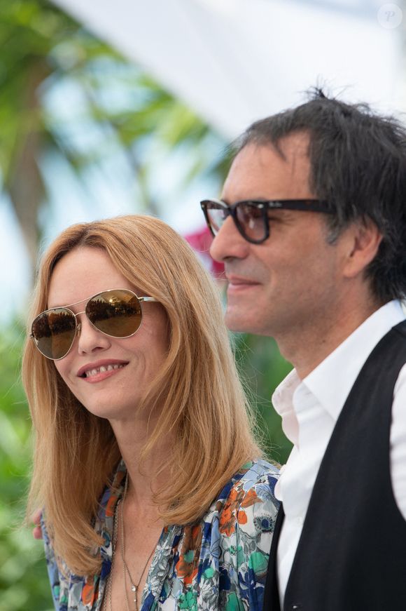Aujourd'hui comblée avec Samuel Benchetrit, la chanteuse a connu de belles histoires... 

Samuel Benchetrit et Vanessa Paradis au Photocall de Cette Musique Ne Joue Pour Personne dans le cadre du 74ème Festival International du Film de Cannes à Cannes, France, le 10 juillet 2021. Photo de Aurore Marechal/ABACAPRESS.COM