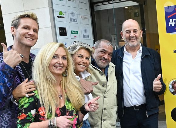 Caroline Margeridon est à Bruxelles avec les acheteurs (Stéphane Vanhandenhoven, Aurore Morisse, Bernard Dumeige, Alexandra Morel, Glorian Kabongo, François-Xavier Renou, François Cases Bardina, Gérald Watelet (animateur) et Jérôme Duvillard (commissaire-priseur)) de l'émission belge "Affaire conclue" pour une vente aux enchères d'objets donnés à "Viva for Life" en Belgique le 29 octobre 2022. Photonews / Bestimage