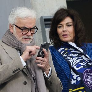 Pascal Praud et sa compagne Catherine dans les tribunes du match de football de la Coupe de France "Nantes vs Toulouse" au Stade de France à Paris, le 29 avril 2023.

© Cyril Moreau / Bestimage