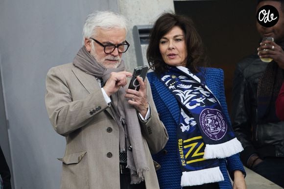 Pascal Praud et sa compagne Catherine dans les tribunes du match de football de la Coupe de France "Nantes vs Toulouse" au Stade de France à Paris, le 29 avril 2023.

© Cyril Moreau / Bestimage