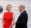 Et voilà que la princesse a reçu une magnifique distinction de la part de chef d'État français.
Le prince Albert II de Monaco, La princesse Charlène de Monaco arrivant au dîner d'état en l'honneur de la visite du couple présidentiel français au palais princier à Monaco le 7 juin 2025.
© Dominique Jacovides / Bestimage