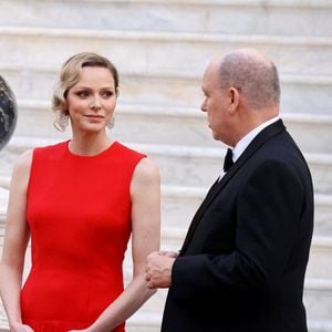 Et voilà que la princesse a reçu une magnifique distinction de la part de chef d'État français.
Le prince Albert II de Monaco, La princesse Charlène de Monaco arrivant au dîner d'état en l'honneur de la visite du couple présidentiel français au palais princier à Monaco le 7 juin 2025.
© Dominique Jacovides / Bestimage