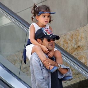 140913, Jamel Debbouze and Melissa Theuriau spend another day sight-seeing in LA as they stop by the famous Hollywood and Highland shopping center with their kids Leon and Lila. Wednesday August 5, 2015.Photograph: Bruja/JS, © /PCN/ABACAPRESS.COM