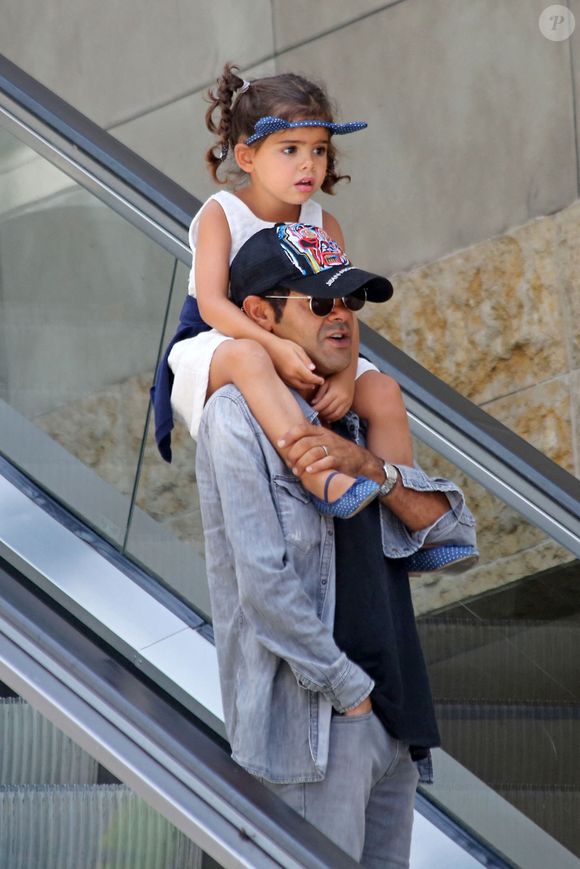 140913, Jamel Debbouze and Melissa Theuriau spend another day sight-seeing in LA as they stop by the famous Hollywood and Highland shopping center with their kids Leon and Lila. Wednesday August 5, 2015.Photograph: Bruja/JS, © /PCN/ABACAPRESS.COM