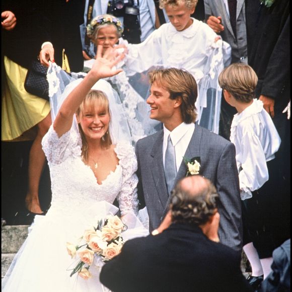 Dans les années 90, David Hallyday et Estelle Lefébure ont captivé la presse hexagonale en raison de leur belle histoire d'amour...

Archives - Mariage de David Hallyday et Estelle Lefébure (Agence Bestimage).