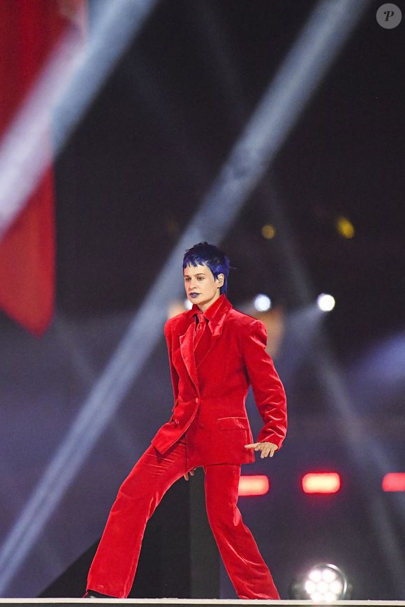 Si la star a pris le risque de laisser certains fans sur le bas-côté, elle assume complètement sa mue et a récemment ajouté le prénom Rahim pour se définir...

Christine And The Queens aka Redcar Rahim sur le plateau de l'émission "Paris 2024 : merci ! La grande soirée événement" sur les Champs-Elysées à Paris, à l'occasion des Jeux Olympiques et Paralympiques Paris 2024, diffusée en direct sur France 2, le 14 septembre 2024. Crédit Perusseau-Ramsamy / Bestimage