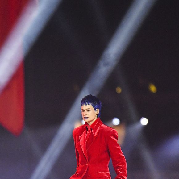 Si la star a pris le risque de laisser certains fans sur le bas-côté, elle assume complètement sa mue et a récemment ajouté le prénom Rahim pour se définir...

Christine And The Queens aka Redcar Rahim sur le plateau de l'émission "Paris 2024 : merci ! La grande soirée événement" sur les Champs-Elysées à Paris, à l'occasion des Jeux Olympiques et Paralympiques Paris 2024, diffusée en direct sur France 2, le 14 septembre 2024. Crédit Perusseau-Ramsamy / Bestimage