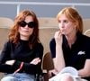 Durant cette épreuve, la famille s’est réunie autour du bébé. “Oui. Nos enfants ont touché de leur main ce bébé”, précise l’actrice. Isabelle Huppert était également présente. 

Isabelle Huppert avec sa fille Lolita Chammah - Les célébrités dans les tribunes lors des internationaux de France de Tennis de Roland Garros 2022 à Paris, France, le 2 juin 2022. © Dominique Jacovides/Bestimage
