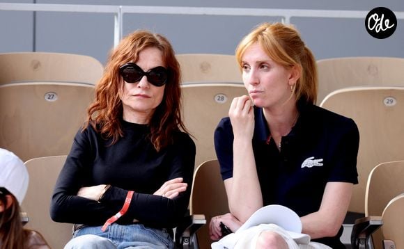 Durant cette épreuve, la famille s’est réunie autour du bébé. “Oui. Nos enfants ont touché de leur main ce bébé”, précise l’actrice. Isabelle Huppert était également présente. 

Isabelle Huppert avec sa fille Lolita Chammah - Les célébrités dans les tribunes lors des internationaux de France de Tennis de Roland Garros 2022 à Paris, France, le 2 juin 2022. © Dominique Jacovides/Bestimage