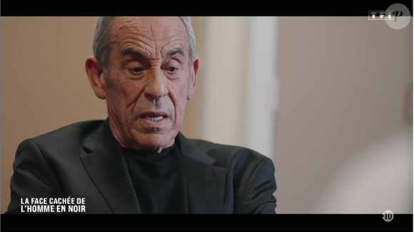 Ảnh: Thierry Ardisson qua đời vào thứ Ba, ngày 14 tháng 7, vì ung thư gan. Ảnh chụp màn hình Thierry Ardisson - Gương mặt ẩn giấu của Người đàn ông mặc đồ đen, thứ Tư, ngày 16 tháng 7. TF1 - Purepeople