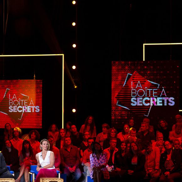 Exclusif - Exclusif - Kamel Ouali, Michele Torr et Lorie (Laure Pester) lors de l'enregistrement de l'émission "La Boîte à secrets", présentée par F.Bollaert et diffusée le 3 octobre 2025 sur France 3, dans les studios du Lendit à Saint-Denis, Seine Saint-Denis, France, le 9 septembre 2025. © Pierre Perusseau/Bestimage