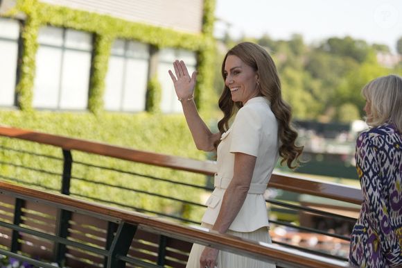 L'occasion de saluer le public et rencontrer des champions

La princesse de Galles arrive pour assister à la finale du simple dames lors de la treizième journée des championnats de Wimbledon 2025 au All England Lawn Tennis and Croquet Club, à Londres. Date de la photo : samedi 12 juillet 2025. Photo Jordan Pettitt/PA Wire
