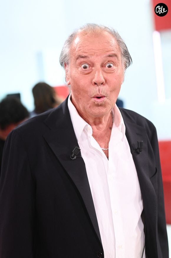 scéniques…

Exclusif - Michel Leeb - Enregistrement de l'émission Vivement dimanche au studio Rive gauche, presentée par Michel Drucker . Diffusion sur France 3 le 25/10/2026. © Guillaume Gaffiot / Bestimage