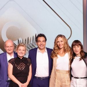 Exclusif - Bertrand Chameroy, Pierre Lescure, Anne-Elisabeth Lemoine, Patrick Cohen, Juliette Armanet, Cécile de France, Amélie Bonnin, sur le plateau de l'émission "C à vous" lors du 78ème Festival International du Film de Cannes, France, le 14 mai 2025. © Jack Tribeca/Bestimage
