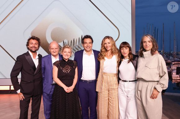 Exclusif - Bertrand Chameroy, Pierre Lescure, Anne-Elisabeth Lemoine, Patrick Cohen, Juliette Armanet, Cécile de France, Amélie Bonnin, sur le plateau de l'émission "C à vous" lors du 78ème Festival International du Film de Cannes, France, le 14 mai 2025. © Jack Tribeca/Bestimage