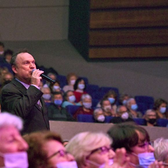 Exclusif - Julien Lepers durant la 7ème édition du grand concours départemental "Danse avec les seniors" dans la salle Apollon du palais Acropolis à Nice le 6 février 2022. © Bruno Bebert/Bestimage