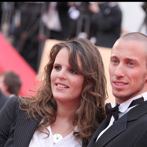 Mère et fille posent tout sourire dans une ambiance de vacances.

Laure Manaudou et Frédérick Bousquet – Montée des marches du film La Princesse de Montpensier lors du 63e Festival de Cannes.