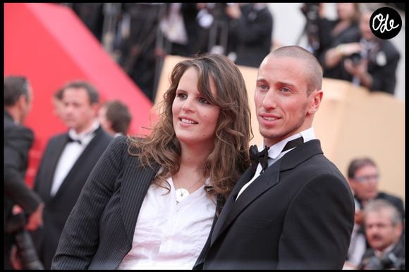 Mère et fille posent tout sourire dans une ambiance de vacances.

Laure Manaudou et Frédérick Bousquet – Montée des marches du film La Princesse de Montpensier lors du 63e Festival de Cannes.