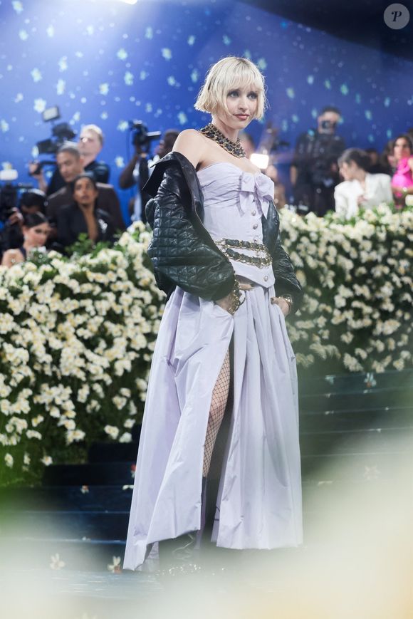 Pour parfaire sa tenue romantique, Angèle avait misé sur des touches rock.

Angèle sur le tapis rouge du gala du Met 2025, le lundi 5 mai 2025 à New York. 

Photo : BFA.com / Backgrid USA / Bestimage